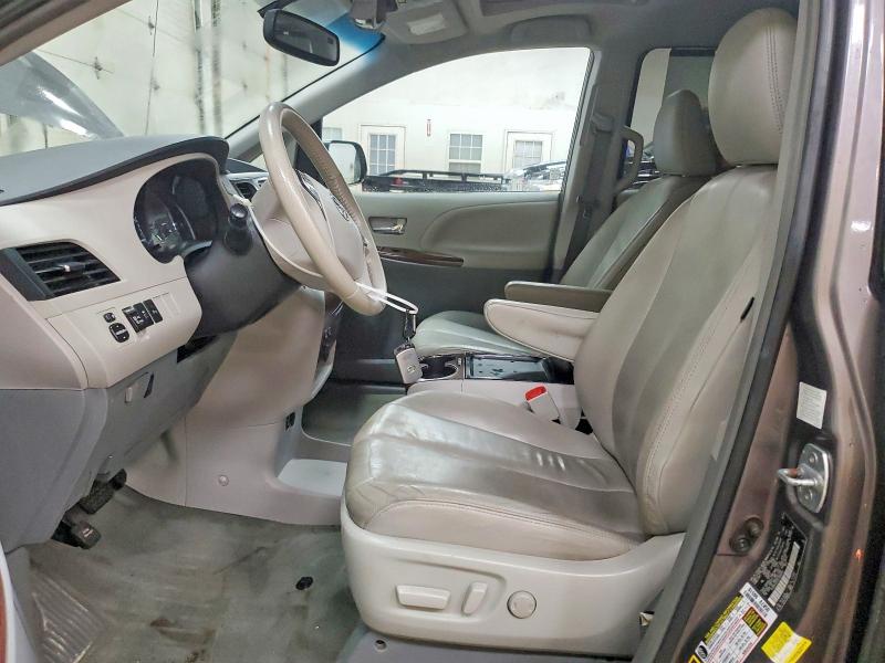 49628156 :رقم المزاد ، 5TDDK3DC5ES086962 vin ، 2014 Toyota Sienna مزاد بيع