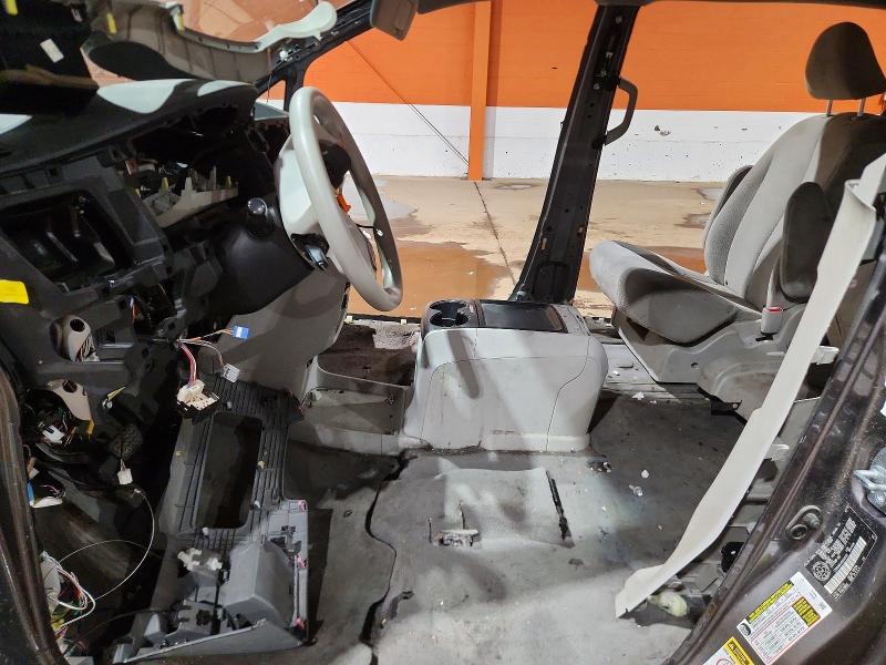 50303666 :رقم المزاد ، 5TDKK3DC4BS022530 vin ، 2011 Toyota Sienna مزاد بيع