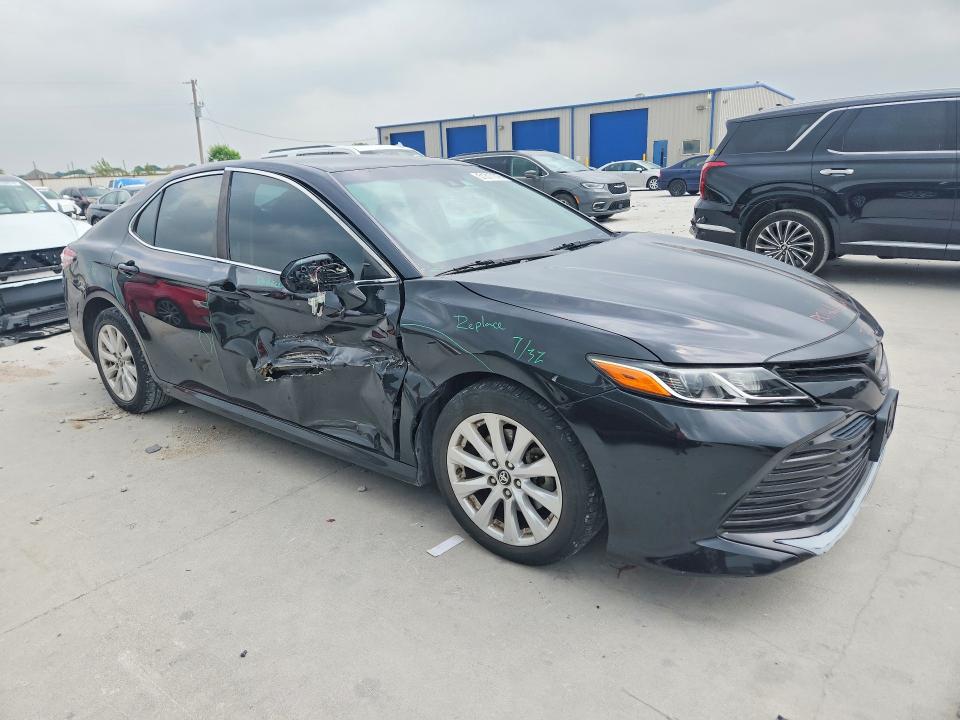 51317316 :رقم المزاد ، 4T1B11HK2JU082806 vin ، 2018 Toyota Camry مزاد بيع