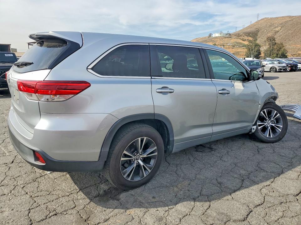 Продажа на аукционе авто 2018 Toyota Highlander, vin: 5TDZARFH5JS034892, номер лота: 50142226