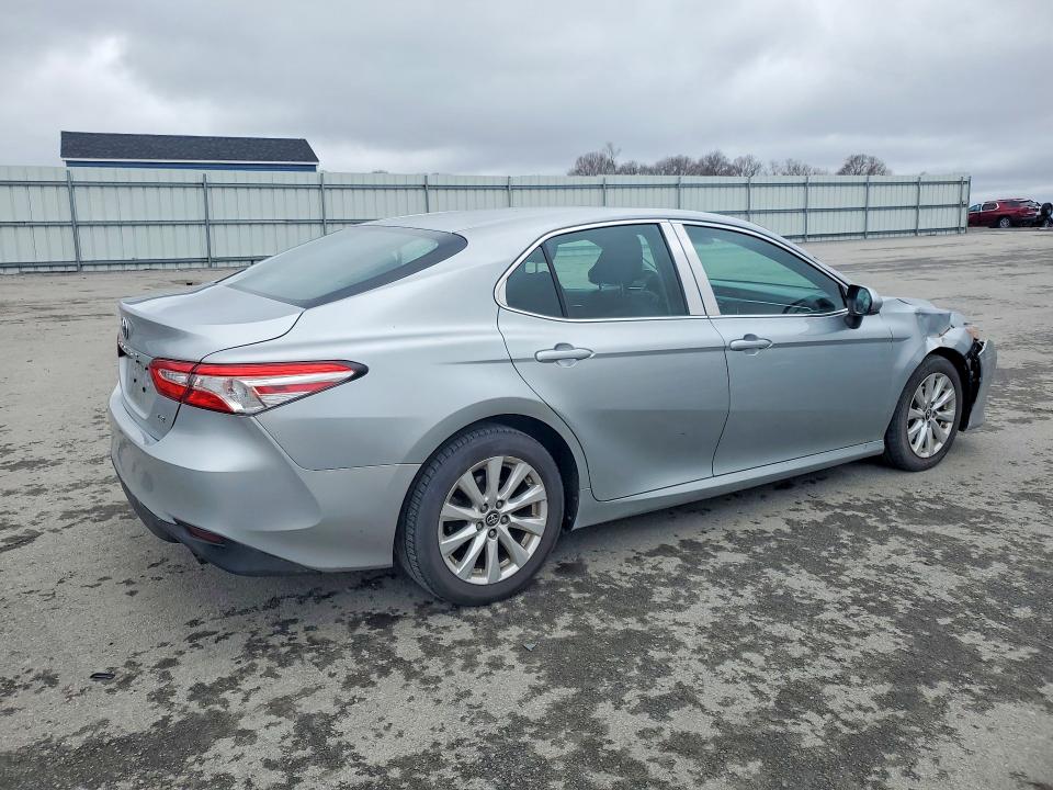 48064726 :رقم المزاد ، 4T1B11HK4JU101405 vin ، 2018 Toyota Camry مزاد بيع