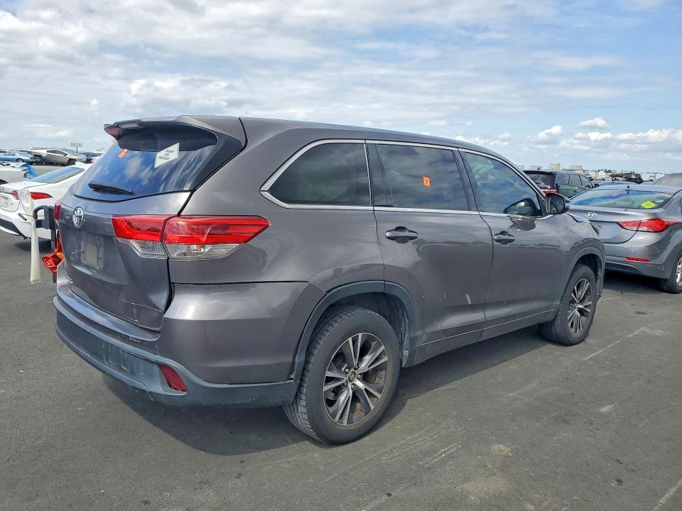 51532656 :رقم المزاد ، 5TDZARFHXJS036430 vin ، 2018 Toyota Highlander مزاد بيع