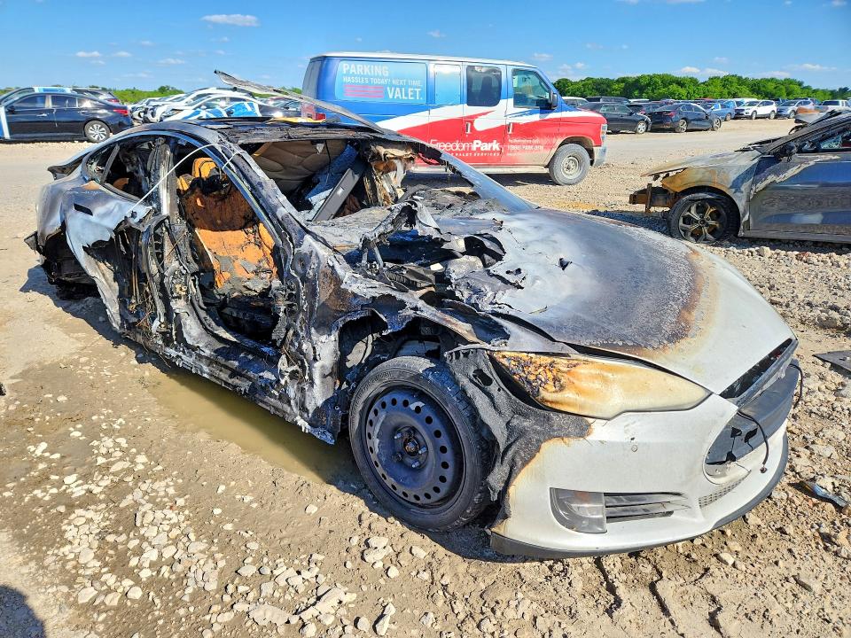 2015 Tesla Model S მანქანა იყიდება აუქციონზე, vin: 5YJSA1S22FF082785, აუქციონის ნომერი: 49178526