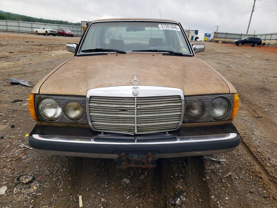 51351846 :رقم المزاد ، WDBAB23A4CB327183 vin ، 1982 Mercedes-benz 240 مزاد بيع