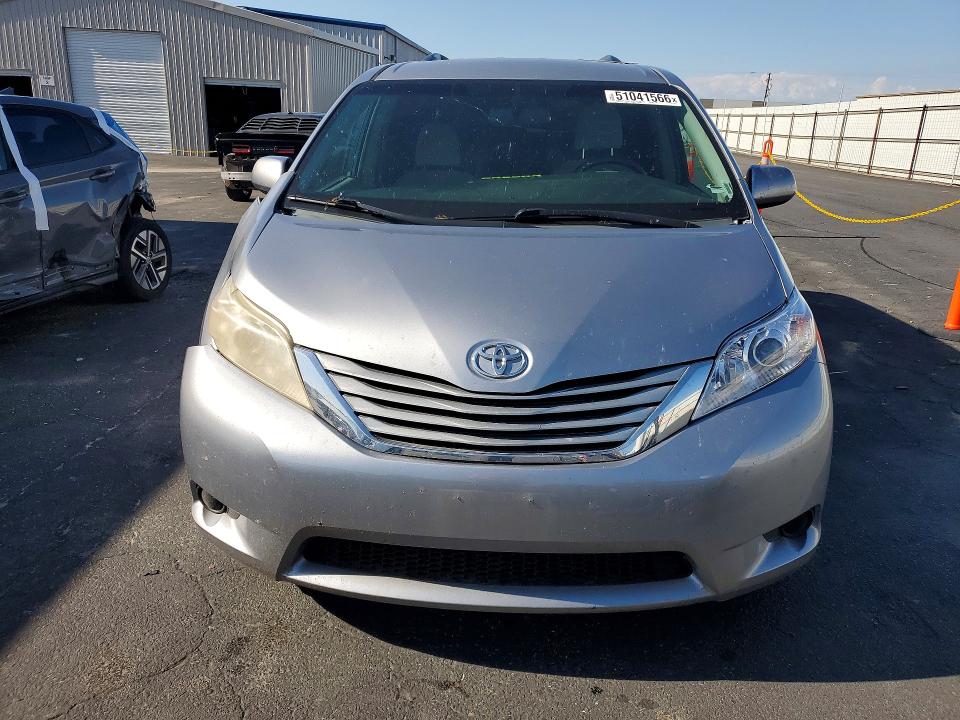 51041566 :رقم المزاد ، 5TDKK3DC2FS644940 vin ، 2015 Toyota Sienna مزاد بيع