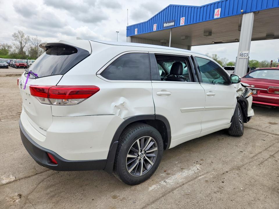 2018 Toyota Highlander მანქანა იყიდება აუქციონზე, vin: 5TDJZRFHXJS816028, აუქციონის ნომერი: 49889856