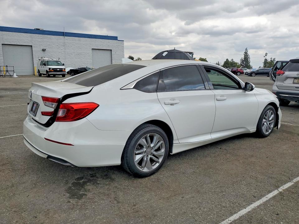 48676816 :رقم المزاد ، 1HGCV1F13JA198073 vin ، 2018 Honda Accord مزاد بيع
