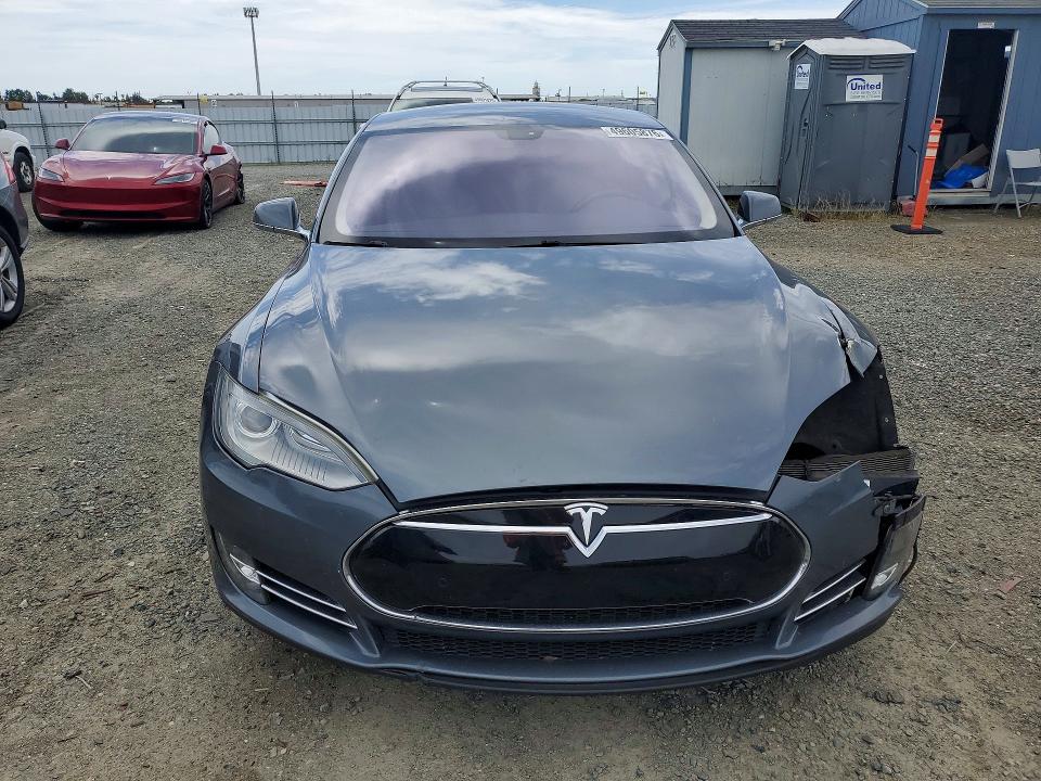 2013 Tesla Model S მანქანა იყიდება აუქციონზე, vin: 5YJSA1CN3DFP28230, აუქციონის ნომერი: 49605876