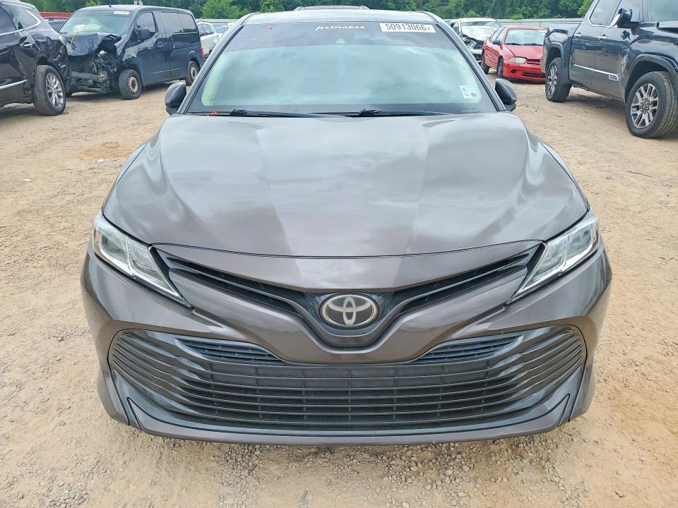 51484696 :رقم المزاد ، 4T1B11HK7JU063913 vin ، 2018 Toyota Camry مزاد بيع