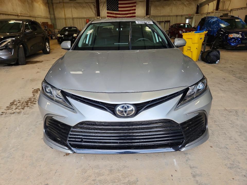 51606296 :رقم المزاد ، 4T1C11AK6MU470317 vin ، 2021 Toyota Camry مزاد بيع
