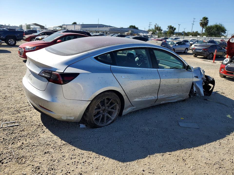 49284596 :رقم المزاد ، 5YJ3E1EA5JF005249 vin ، 2018 Tesla Model 3 مزاد بيع