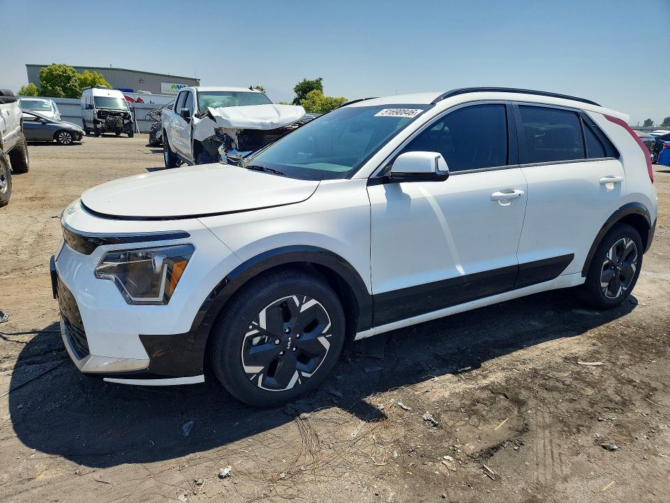 Продаж на аукціоні авто 2025 Kia Niro, vin: KNDCR3L13S5141272, номер лоту: 51690846