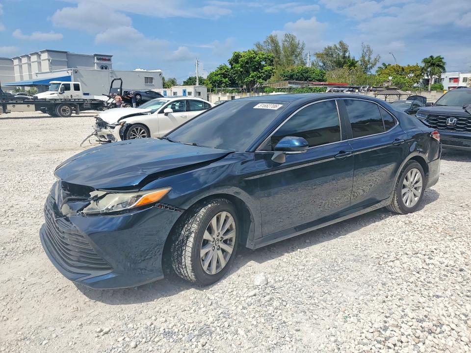 51662706 :رقم المزاد ، 4T1B11HK4JU572115 vin ، 2018 Toyota Camry مزاد بيع