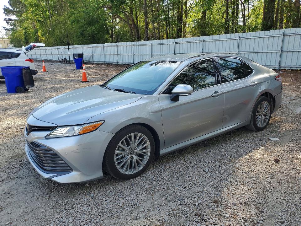 50085296 :رقم المزاد ، 4T1B11HK5JU105754 vin ، 2018 Toyota Camry مزاد بيع