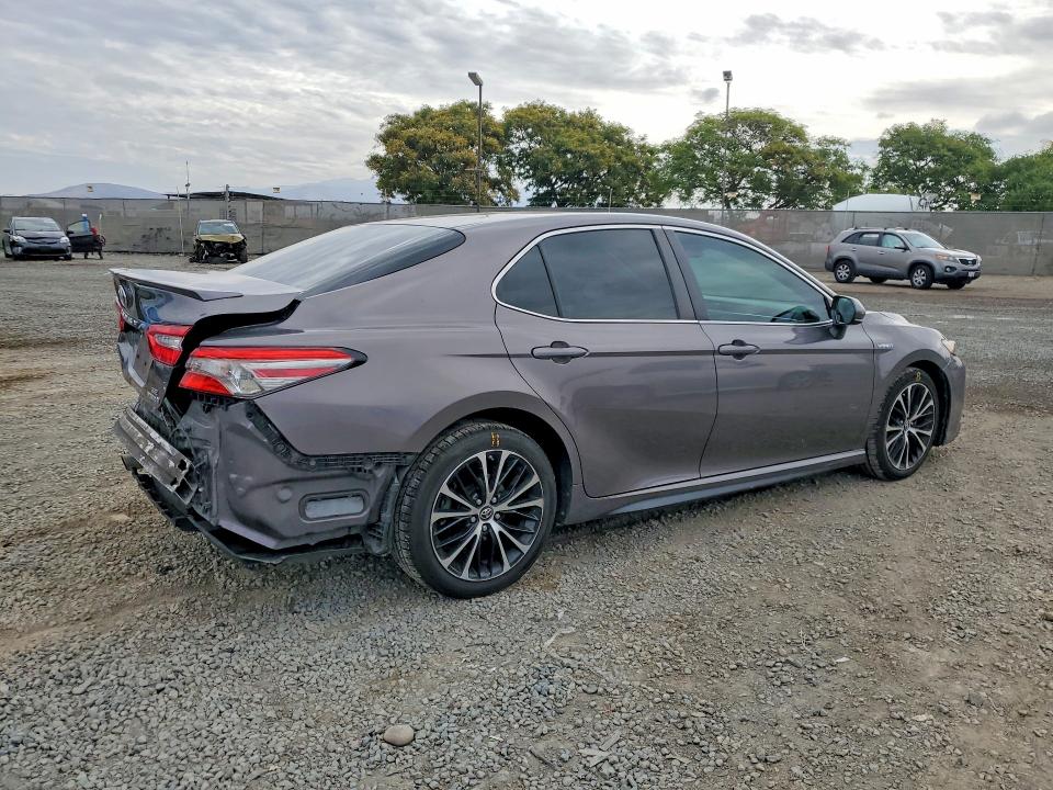 51894956 :رقم المزاد ، 4T1B21HK5JU507545 vin ، 2018 Toyota Camry Hybrid مزاد بيع