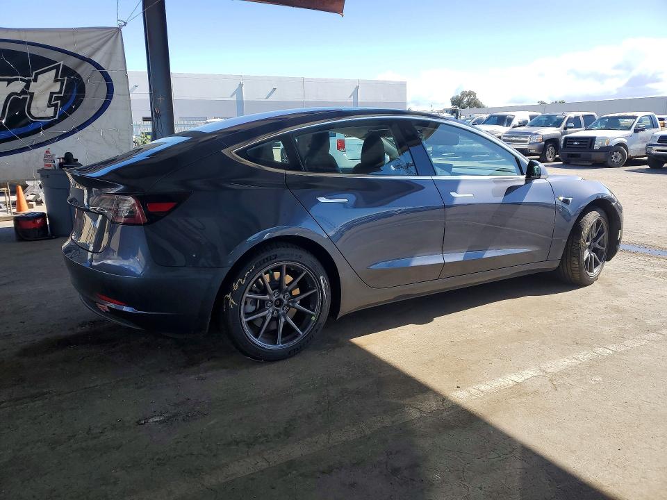 50915086 :رقم المزاد ، 5YJ3E1EA6JF025610 vin ، 2018 Tesla Model 3 مزاد بيع