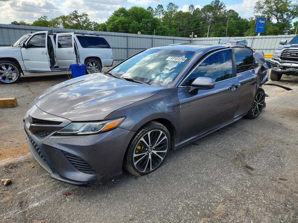 49101256 :رقم المزاد ، 4T1B11HK8JU563532 vin ، 2018 Toyota Camry مزاد بيع
