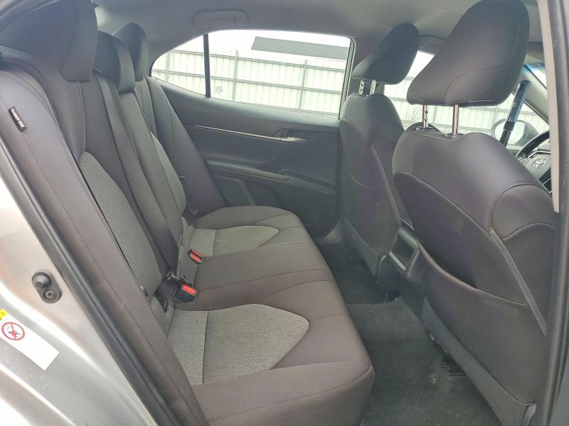 48064726 :رقم المزاد ، 4T1B11HK4JU101405 vin ، 2018 Toyota Camry مزاد بيع