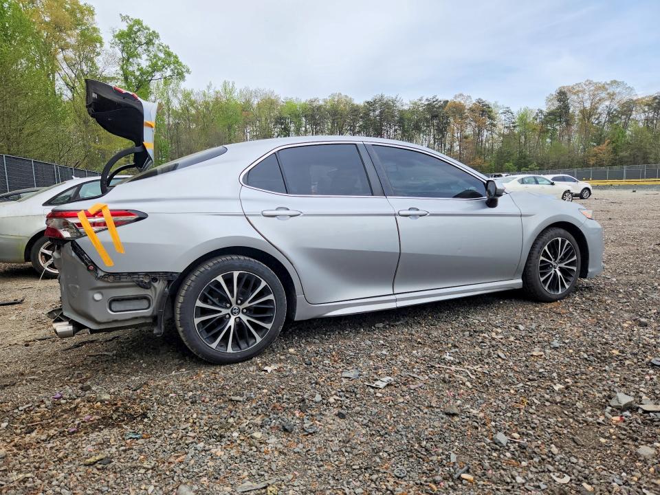 49766416 :رقم المزاد ، 4T1B11HK6JU129187 vin ، 2018 Toyota Camry مزاد بيع
