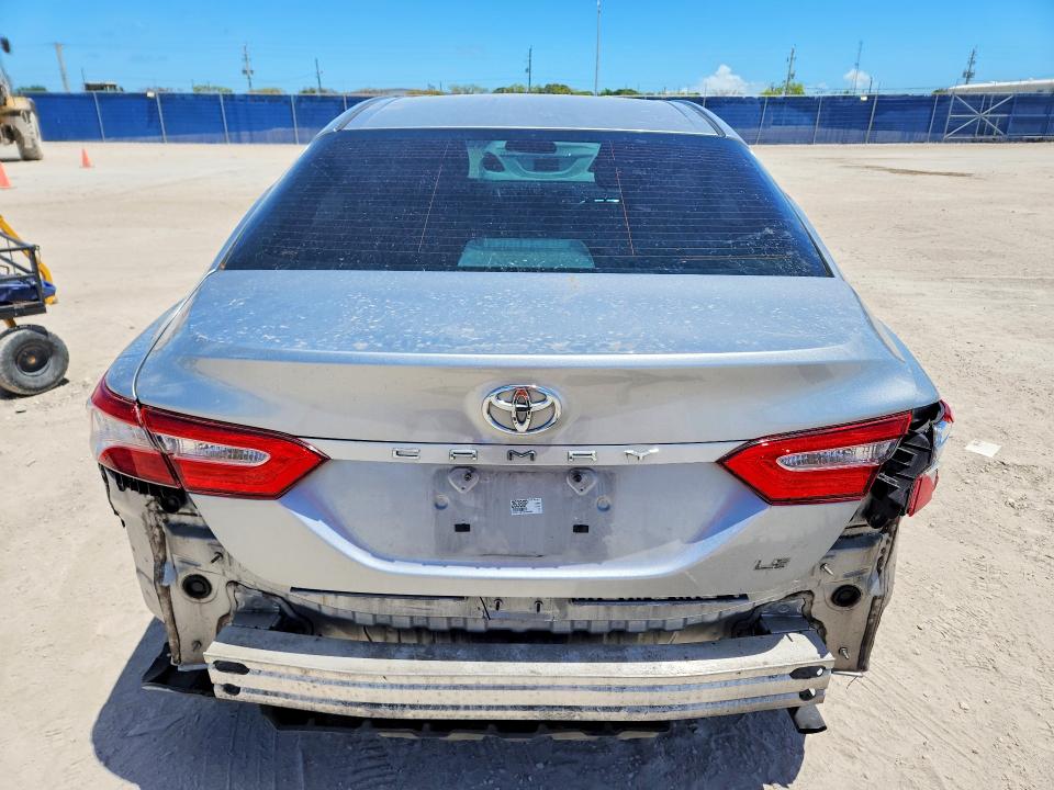 50329866 :رقم المزاد ، 4T1B11HK3JU580688 vin ، 2018 Toyota Camry مزاد بيع
