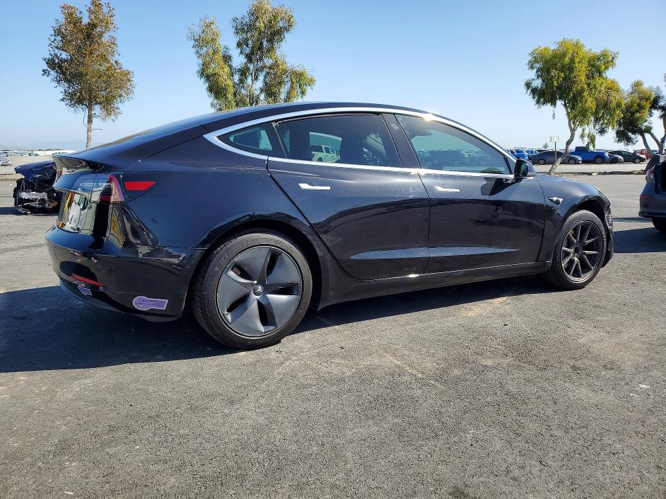 51858356 :رقم المزاد ، 5YJ3E1EA7JF057742 vin ، 2018 Tesla Model 3 مزاد بيع
