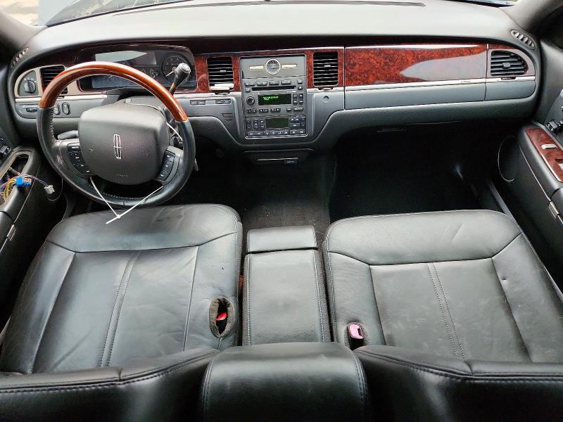 Продажа на аукционе авто 2011 Lincoln Town Car, vin: 2LNBL8FV7BX763778, номер лота: 50983146