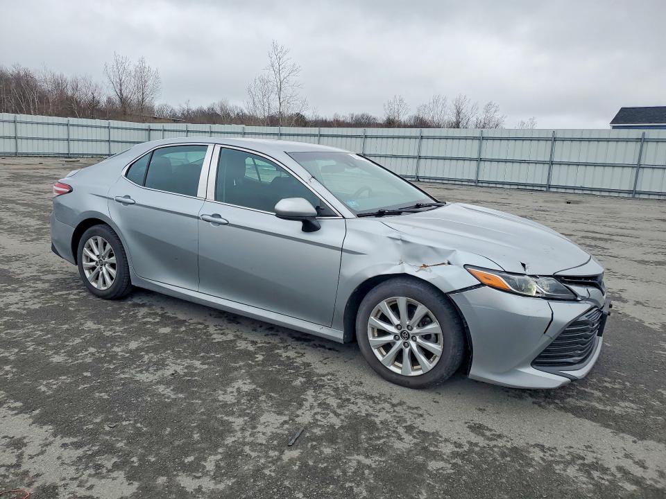 48064726 :رقم المزاد ، 4T1B11HK4JU101405 vin ، 2018 Toyota Camry مزاد بيع