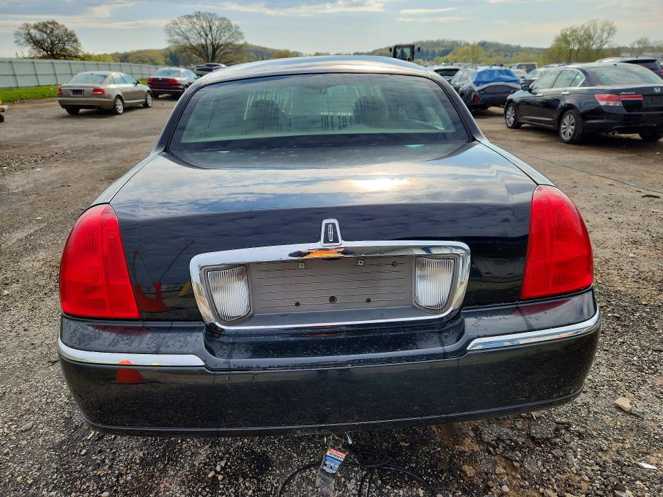 51432746 :رقم المزاد ، 2LNBL8CV5AX615955 vin ، 2010 Lincoln Town Car مزاد بيع