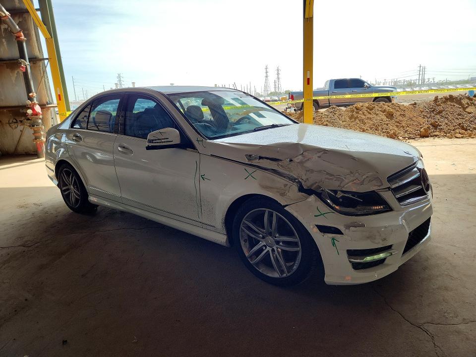 Продаж на аукціоні авто 2014 Mercedes-benz C, vin: WDDGF4HB5EG243690, номер лоту: 50440306