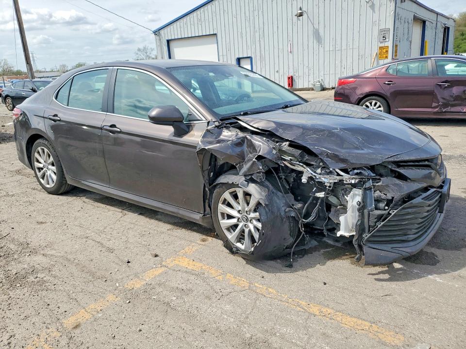 50923896 :رقم المزاد ، 4T1B11HK3JU621482 vin ، 2018 Toyota Camry مزاد بيع