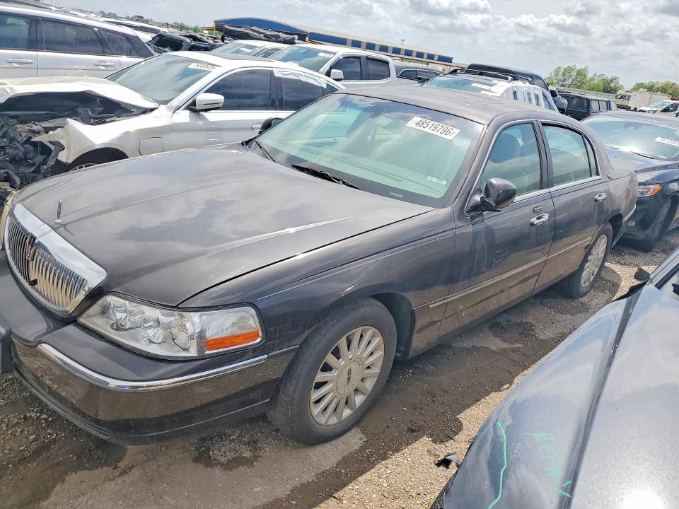 48519796 :رقم المزاد ، 1LNHM82WX5Y660641 vin ، 2005 Lincoln Town Car مزاد بيع