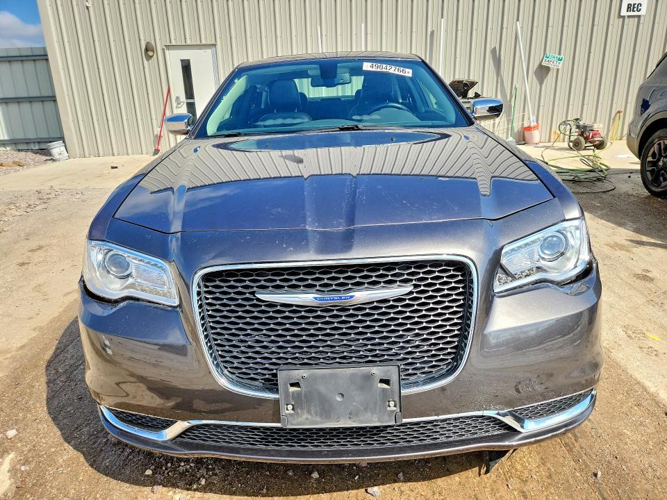 49042766 :رقم المزاد ، 2C3CCARG6JH324954 vin ، 2018 Chrysler 300 مزاد بيع