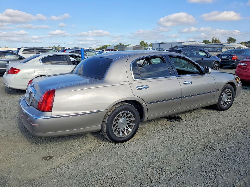 50494016 :رقم المزاد ، 1LNHM82W4YY940642 vin ، 2000 Lincoln Town Car مزاد بيع