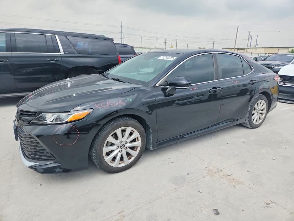 51317316 :رقم المزاد ، 4T1B11HK2JU082806 vin ، 2018 Toyota Camry مزاد بيع