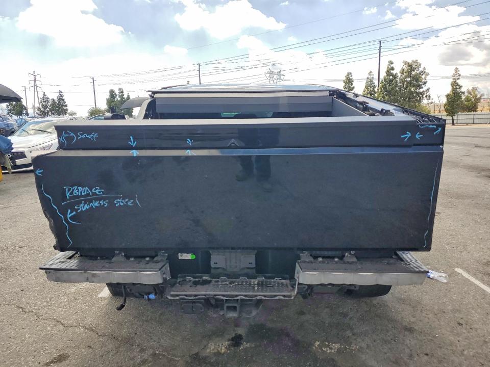 48059046 :رقم المزاد ، 7G2CEHED1RA056370 vin ، 2024 Tesla Cybertruck مزاد بيع
