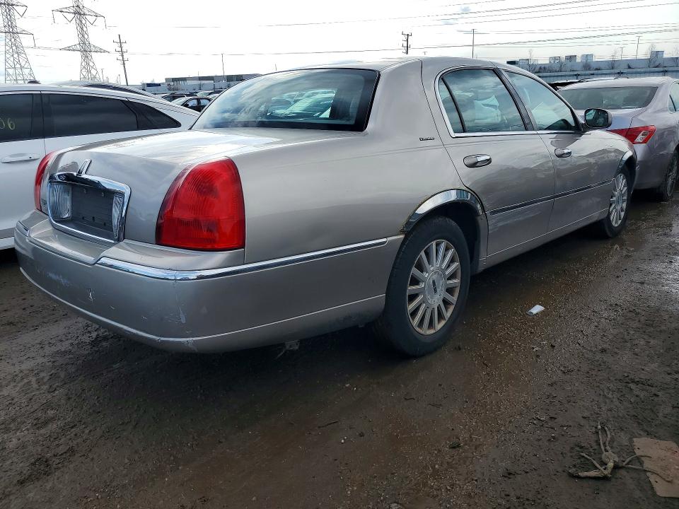2003 Lincoln Town Car მანქანა იყიდება აუქციონზე, vin: 1LNHM81W33Y626894, აუქციონის ნომერი: 49754156