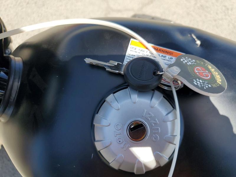 49185676 :رقم المزاد ، ZGUKZUA09MM000319 vin ، 2021 Moto Guzzi V7 مزاد بيع