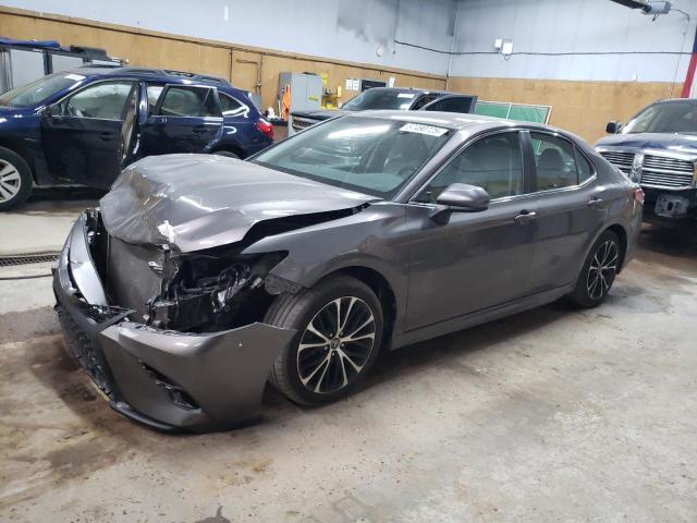 57490725 :رقم المزاد ، 4T1B11HKXJU081662 vin ، 2018 Toyota Camry L مزاد بيع