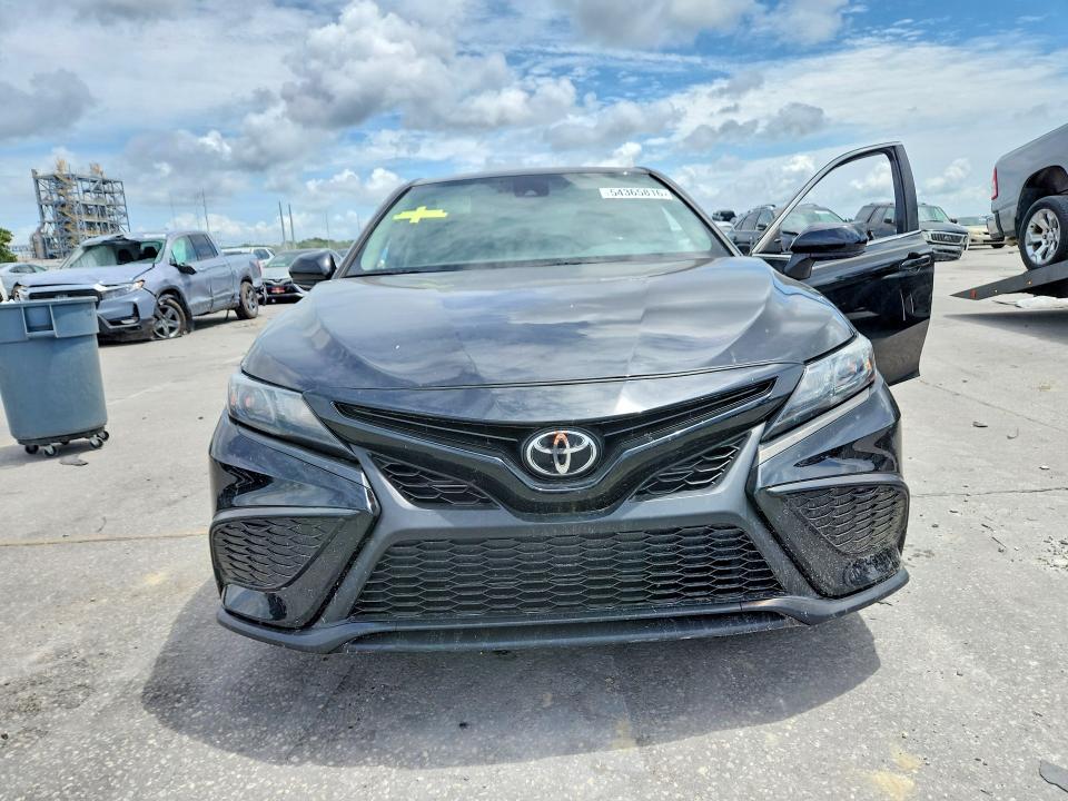 54365816 :رقم المزاد ، 4T1G11AK4MU570255 vin ، 2021 Toyota Camry مزاد بيع