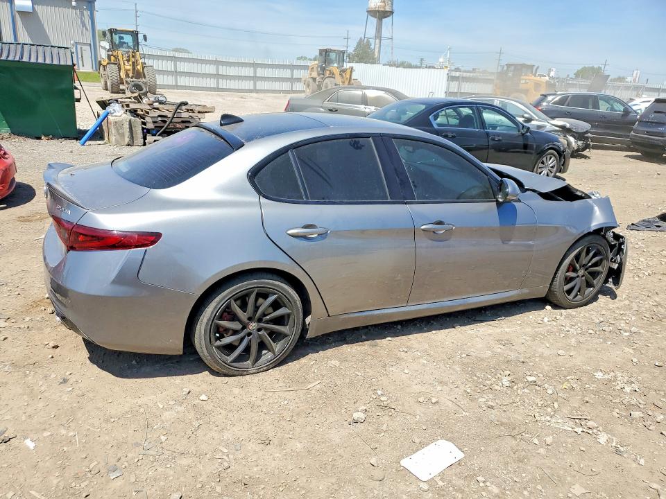 53586186 :رقم المزاد ، ZARFAEBN3H7553750 vin ، 2017 Alfa Romeo Giulia مزاد بيع