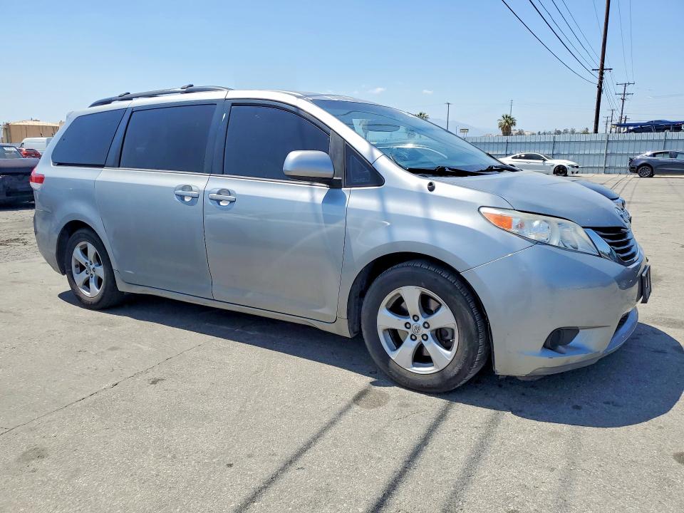 54481306 :رقم المزاد ، 5TDKK3DCXDS341725 vin ، 2013 Toyota Sienna مزاد بيع