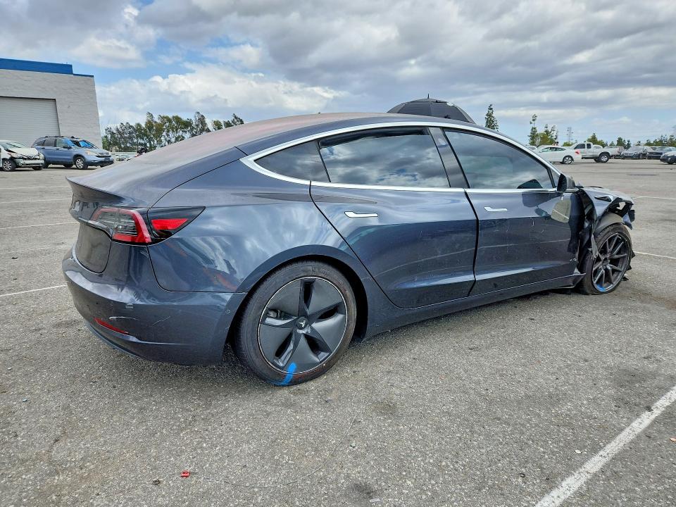 54650606 :رقم المزاد ، 5YJ3E1EA9JF019042 vin ، 2018 Tesla Model 3 مزاد بيع