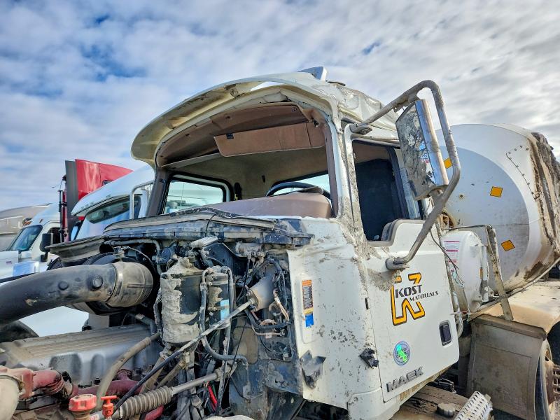 52272346 :رقم المزاد ، 1M2AX04C2HM032596 vin ، 2017 Mack Granite مزاد بيع