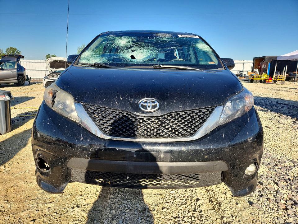 52269646 :رقم المزاد ، 5TDXK3DC5DS383970 vin ، 2013 Toyota Sienna مزاد بيع