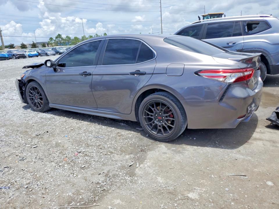 55224266 :رقم المزاد ، 4T1B11HK5JU576643 vin ، 2018 Toyota Camry مزاد بيع