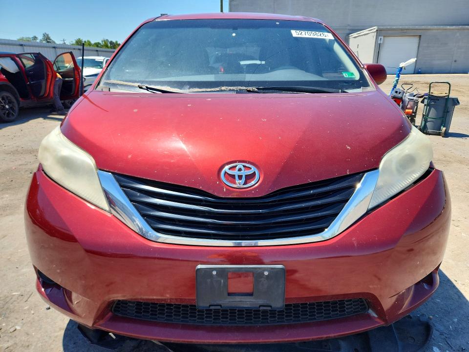 52709826 :رقم المزاد ، 5TDKK3DC5BS085040 vin ، 2011 Toyota Sienna مزاد بيع