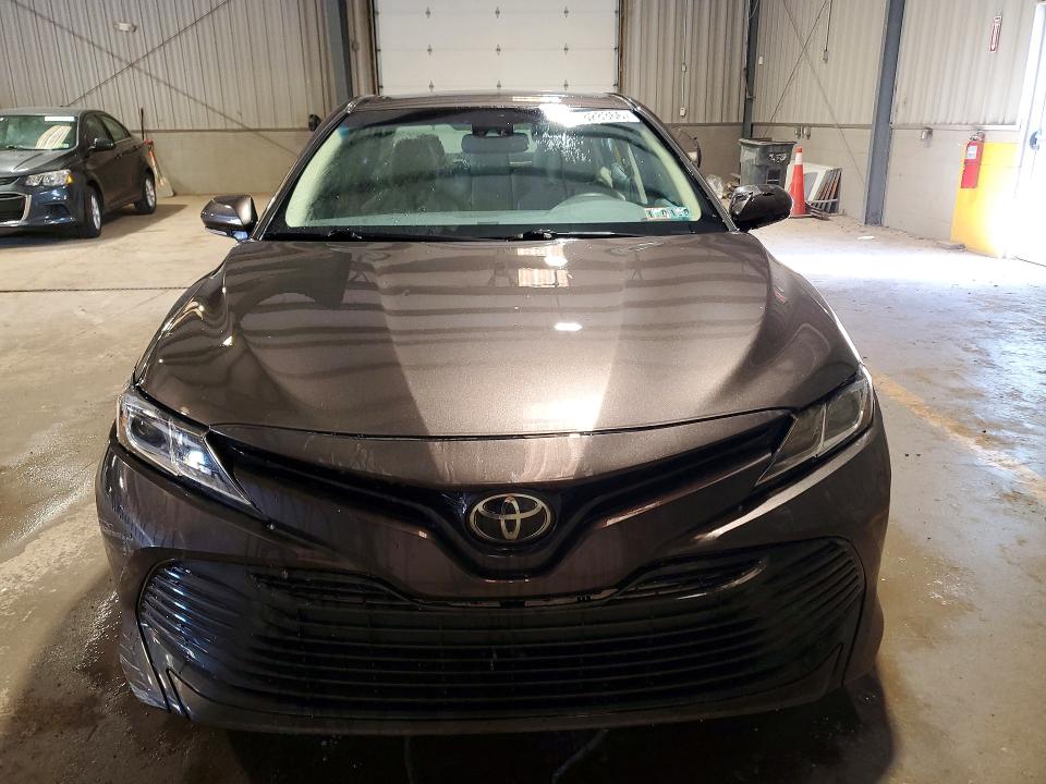 2018 Toyota Camry მანქანა იყიდება აუქციონზე, vin: 4T1B11HK3JU010366, აუქციონის ნომერი: 52828366