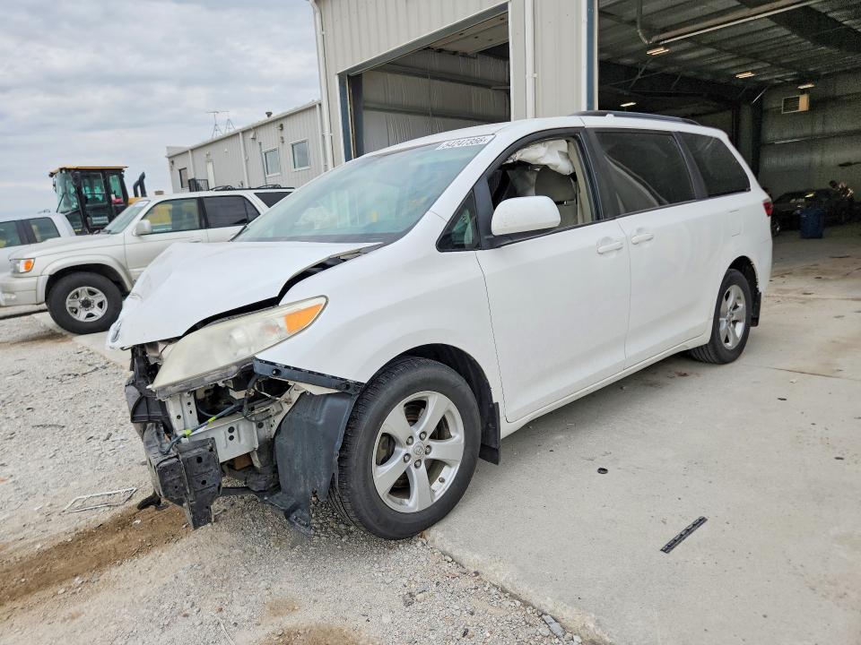 2017 Toyota Sienna მანქანა იყიდება აუქციონზე, vin: 5TDKZ3DC0HS848067, აუქციონის ნომერი: 54247356
