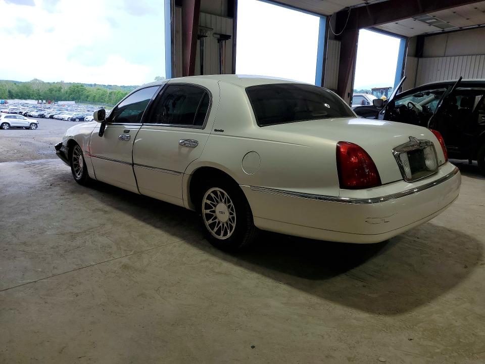 54022106 :رقم المزاد ، 1LNHM82W52Y640311 vin ، 2002 Lincoln Town Car مزاد بيع