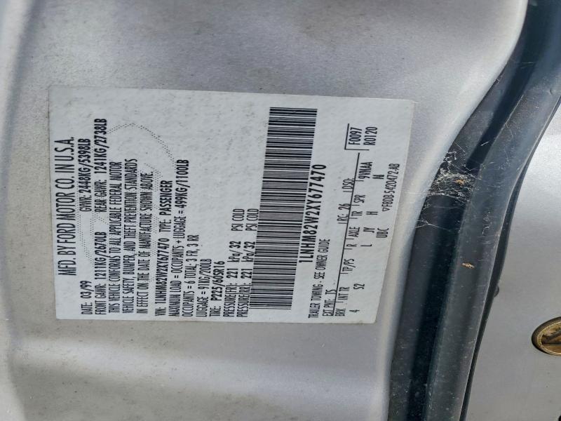 Auction sale of the 1999 Lincoln Town Car, vin: 1LNHM82W2XY677470, lot number: 52493666